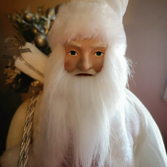 Vintage Lifelike All-White Porcelain Santa - Picture 12 of 15